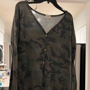 BKE Buckle Camo Top